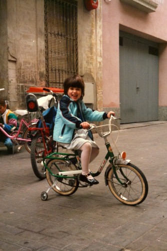 La meva germana amb la meva bici verda