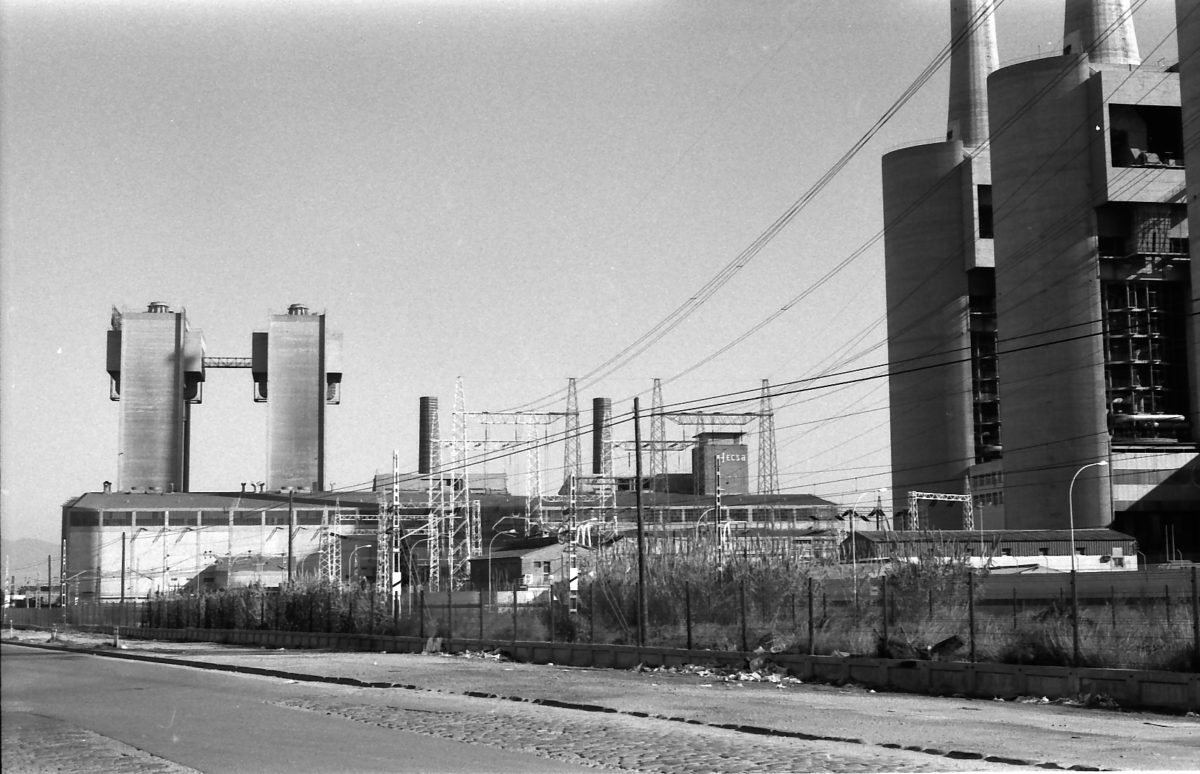 Des de l'altra banda, el complex de la tèrmica de Sant Adrià. Es veuen les dues xemeneies baixes de Badalona i dues de les altes. Foto en Blanc i negre