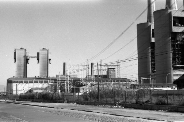 Des de l'altra banda, el complex de la tèrmica de Sant Adrià. Es veuen les dues xemeneies baixes de Badalona i dues de les altes. Foto en Blanc i negre