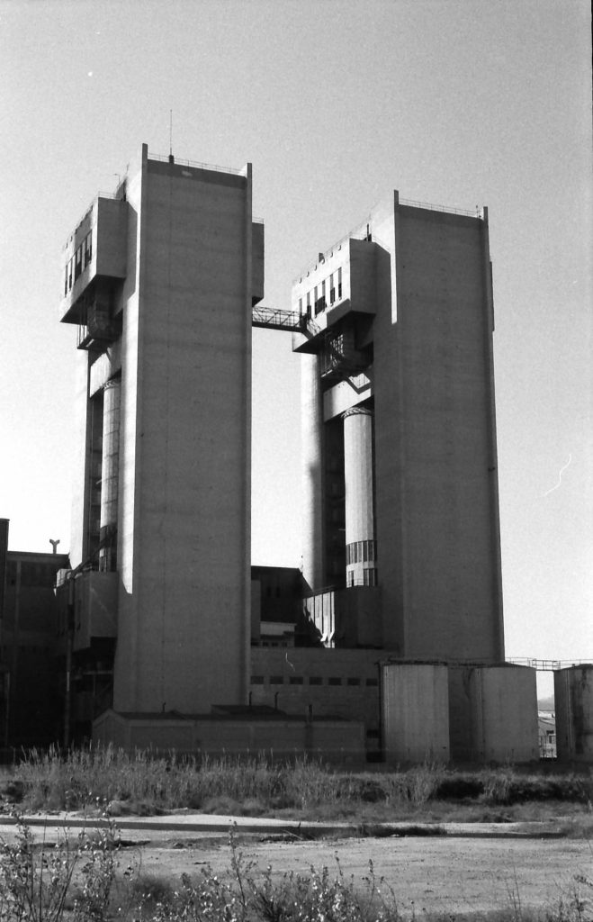 Les dues xemeneies baixes de Badalona. Foto en Blanc i negre