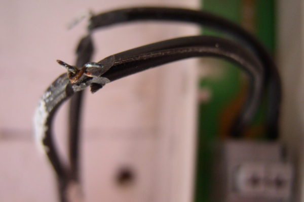 Cable tallat i empalmat pel fil metàl·lic de manera molt precària