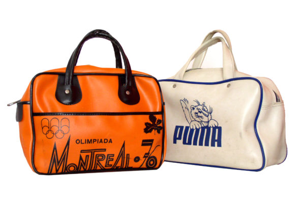 Les bosses Vintage que vaig trobar a les escombraries: una de taronja de l'olimpíada de Montreal 76 i una blanc amb les lletres PUMA i la mascota