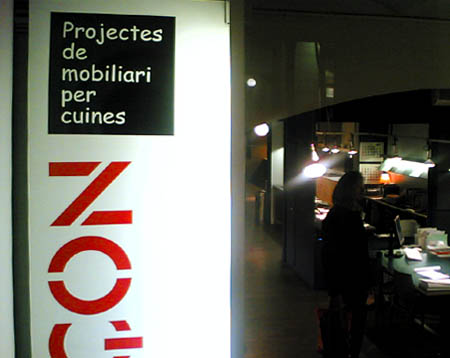 Rètol lluminós de l'entrada de Vinçon on hi posa "Projectes de mobiliari per cuines" en Comic Sans