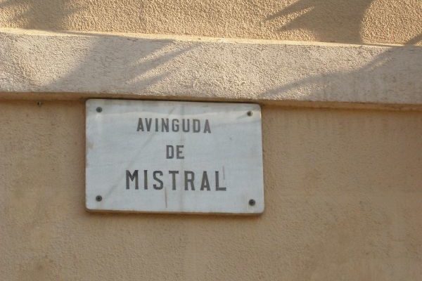 Placa de marbre amb el nom de l'Avinguda Mistral