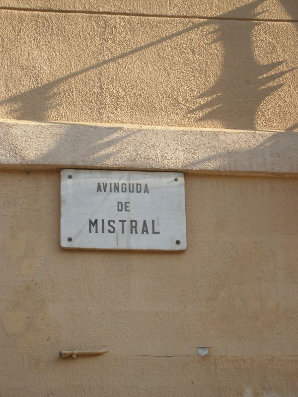 Placa de marbre amb el nom de l'Avinguda Mistral