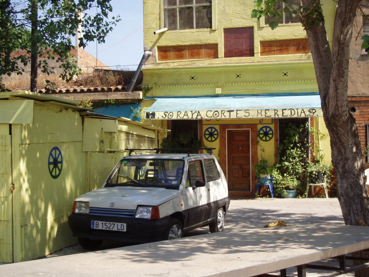 Façana d'una casa amb un toldo que hi posa "soraya Cortés Heredia"