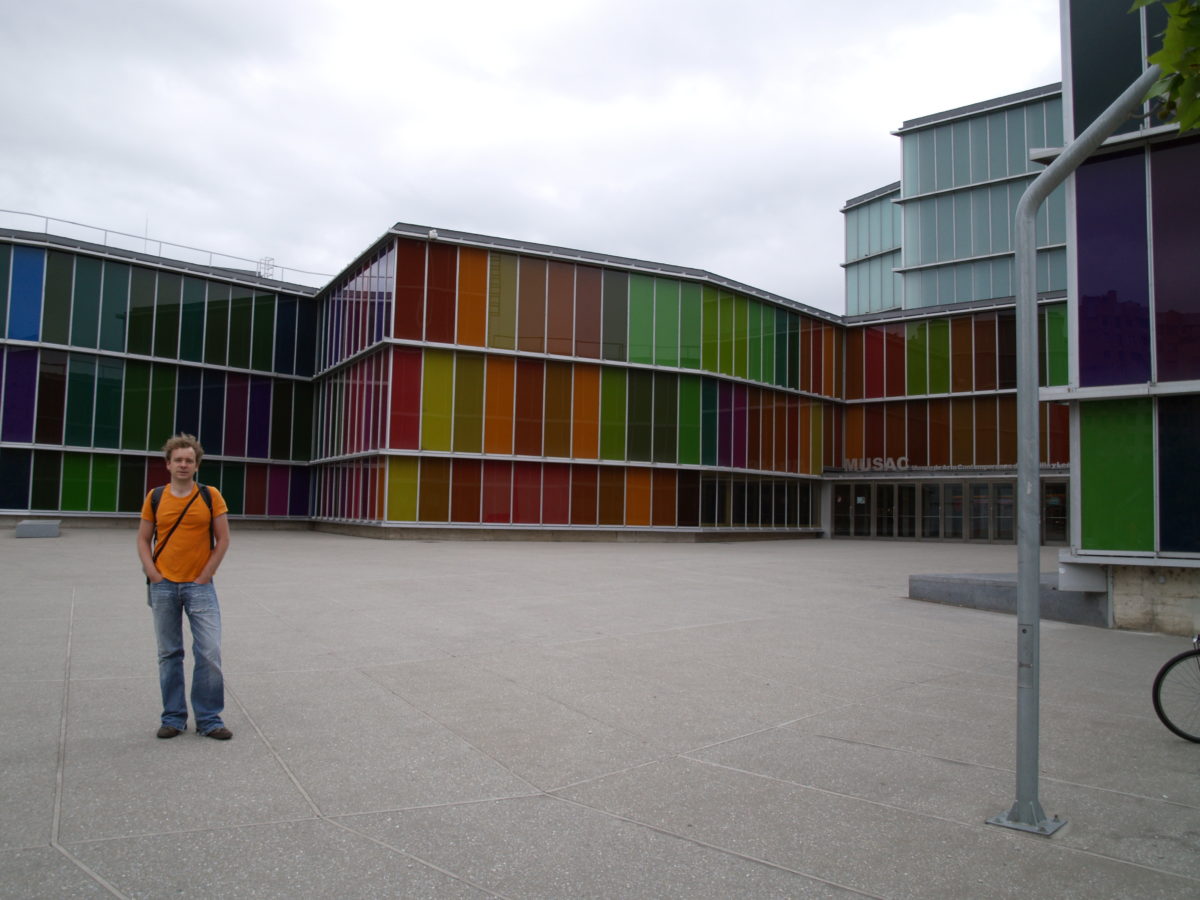 Dani davant de la façana de colors del Musac de León