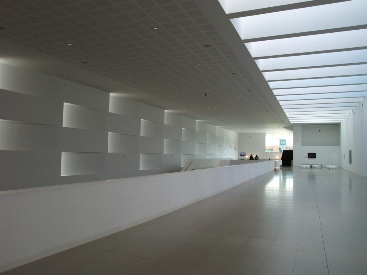 Entrada de la Laboral de Gijón, un espai molt ampli amb un joc de llums a la paret interessant