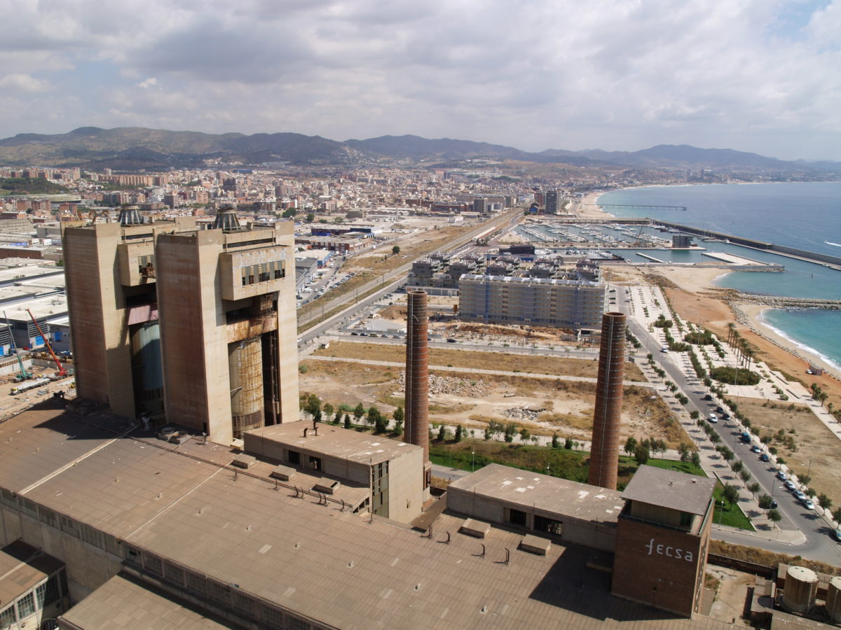 Vista de Badalona des de dalt d'una de les xemeneies. Les dues baixes de Badalona queden a l'esquerra, a la dreta, el mar