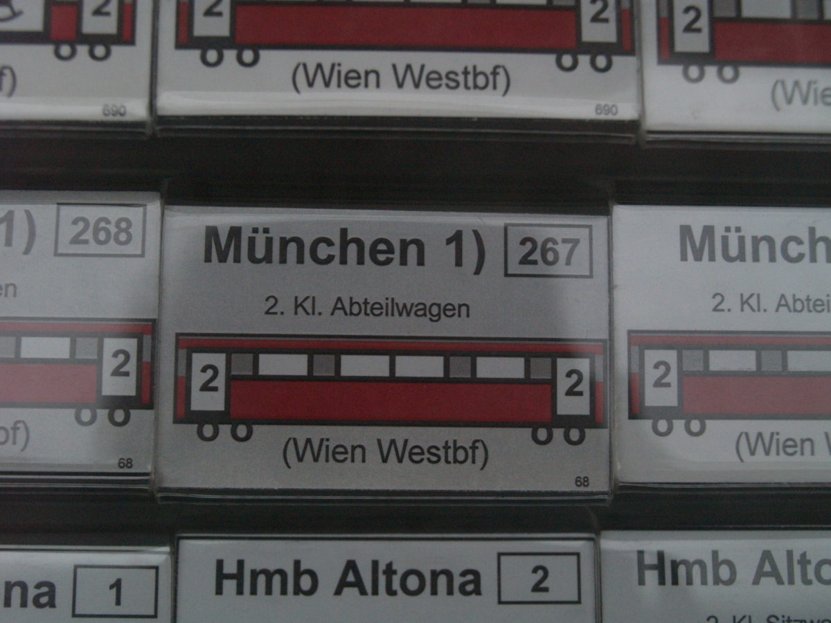 Detall del rètols amb la disposició dels vagons de l'estació de Munich