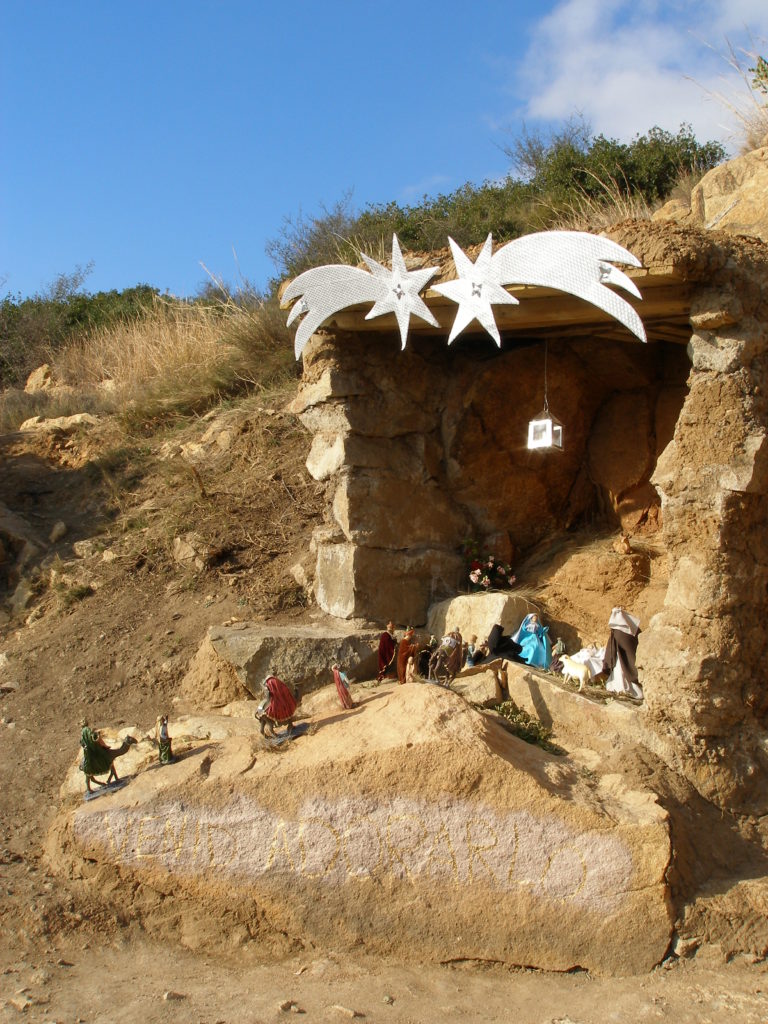 Pessebre del portal de Betlem en una coveta natural del terreny