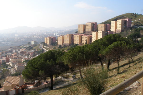 Vista dels blocs de pisos taronges característics del Singuerlín amb Barcelona de fons