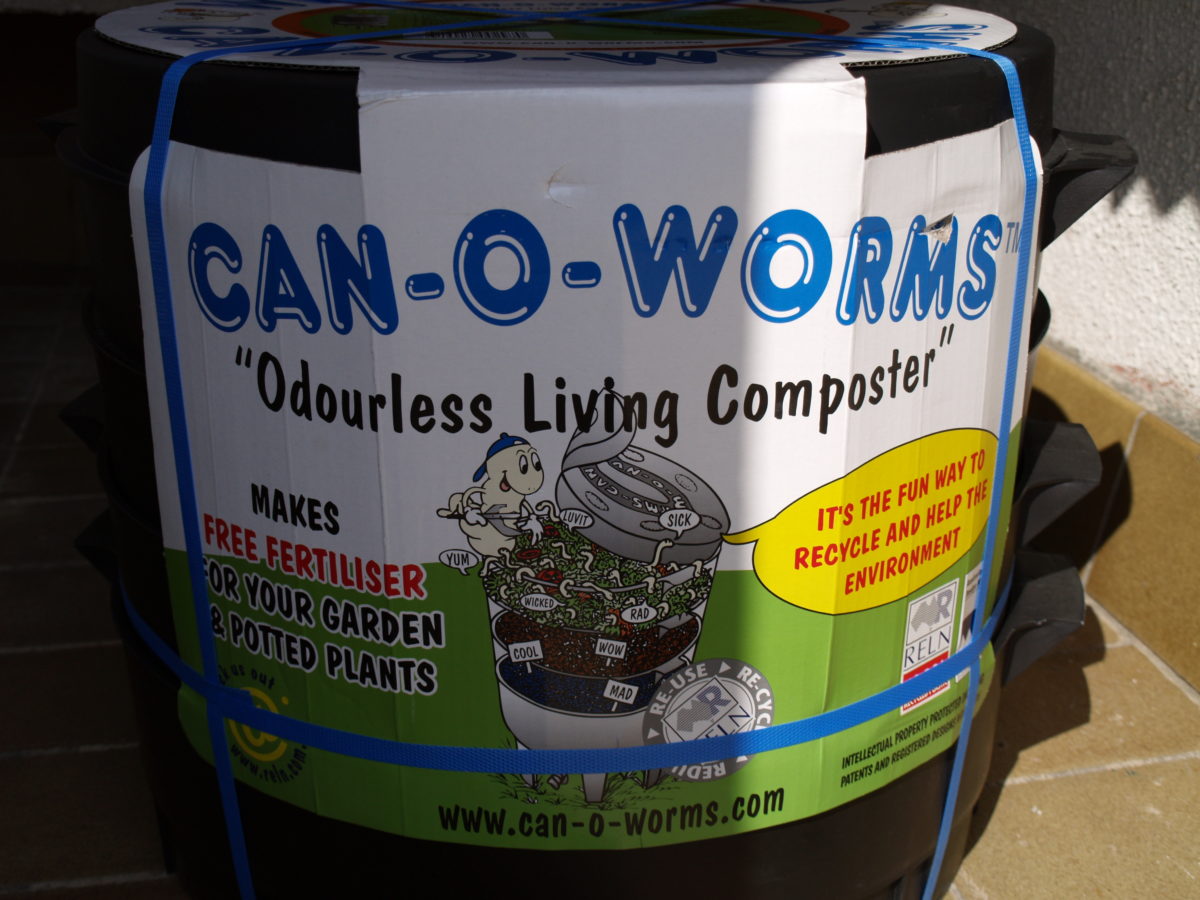 Paquet del compostador encara amb el cartró on hi posa Can-o-worms "Odorless living composter"