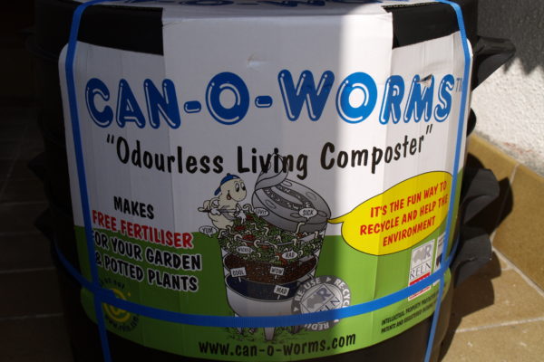 Paquet del compostador encara amb el cartró on hi posa Can-o-worms "Odorless living composter"