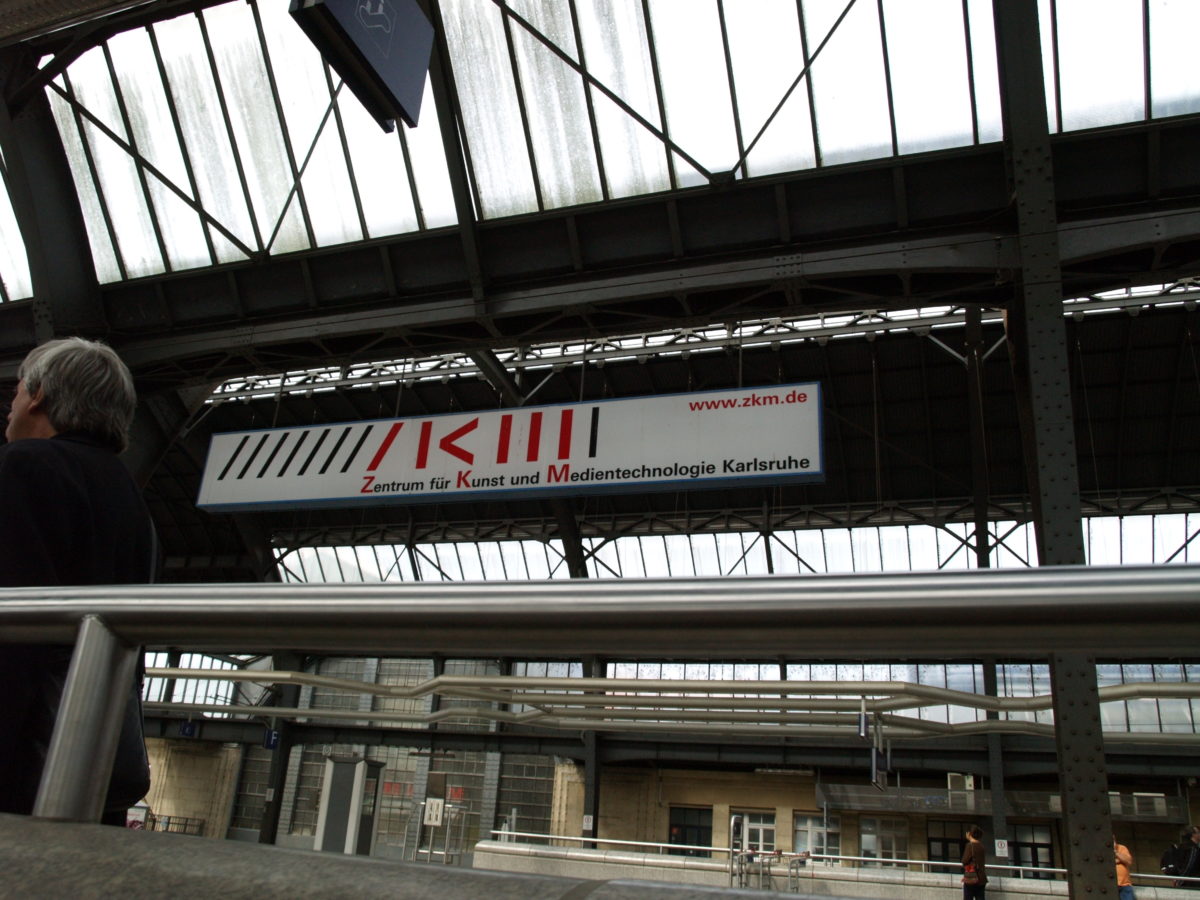 Estació de Karlsruhe amb un rètol ben gran anunciant el ZKM