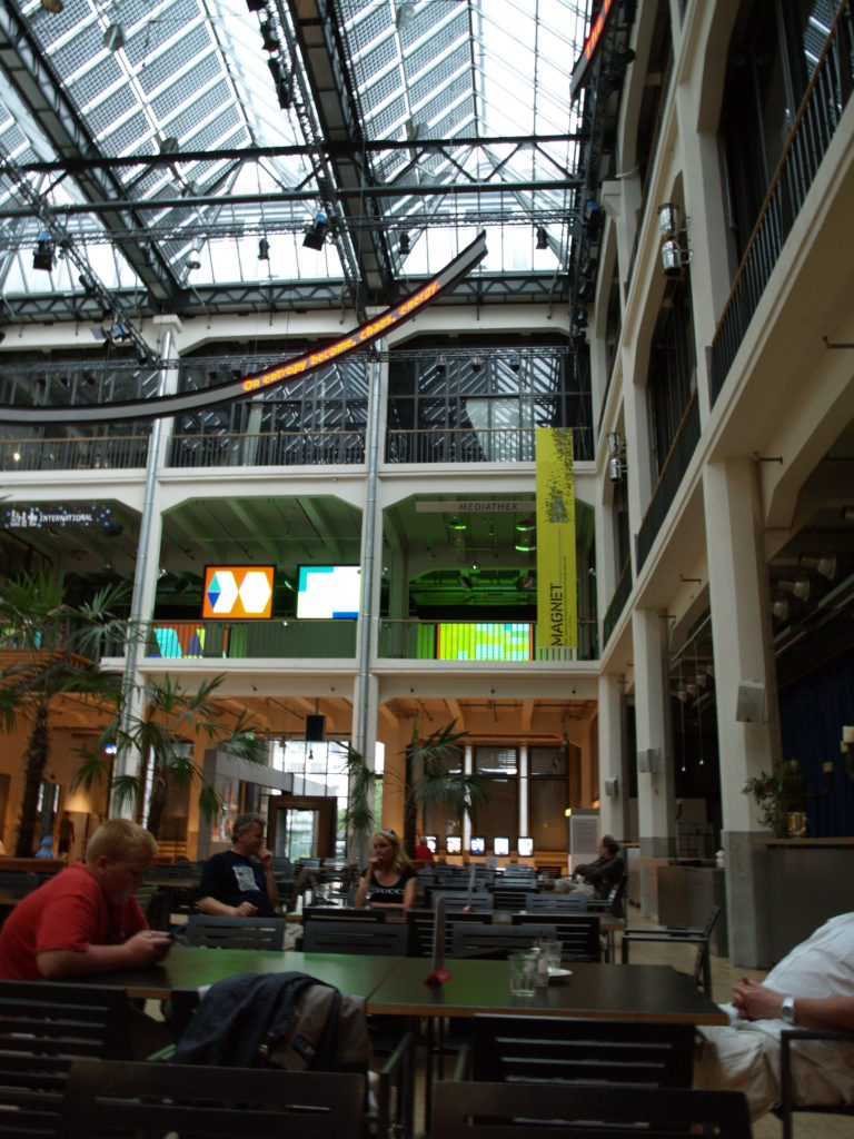 Interior del ZKM des de la cafeteria