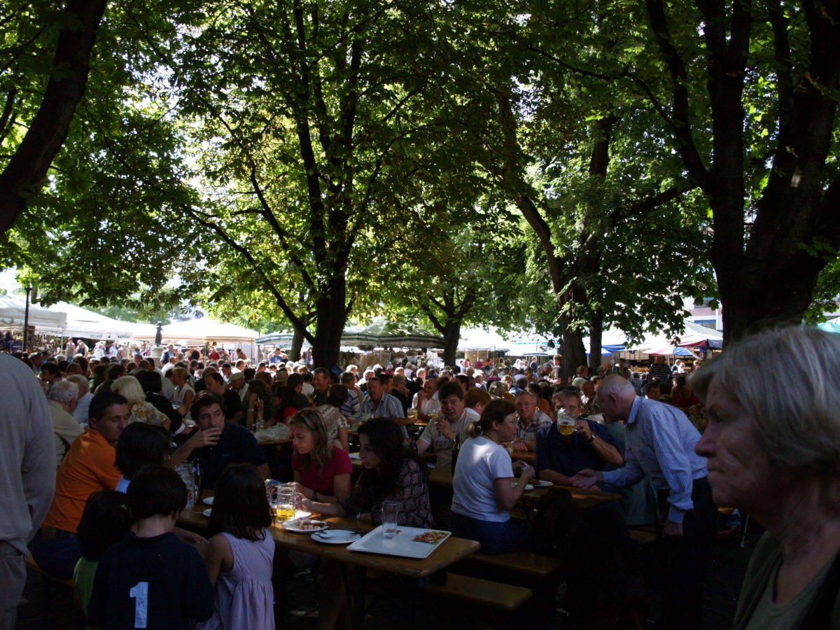 Biergarten ple de gom a gom