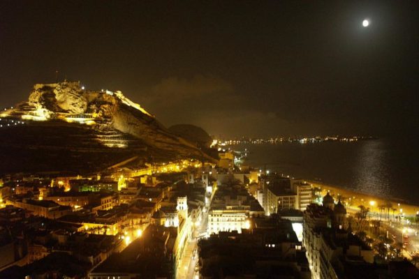Vista nocturna de la badia d'Alacant des de l'habitació de l'hotel