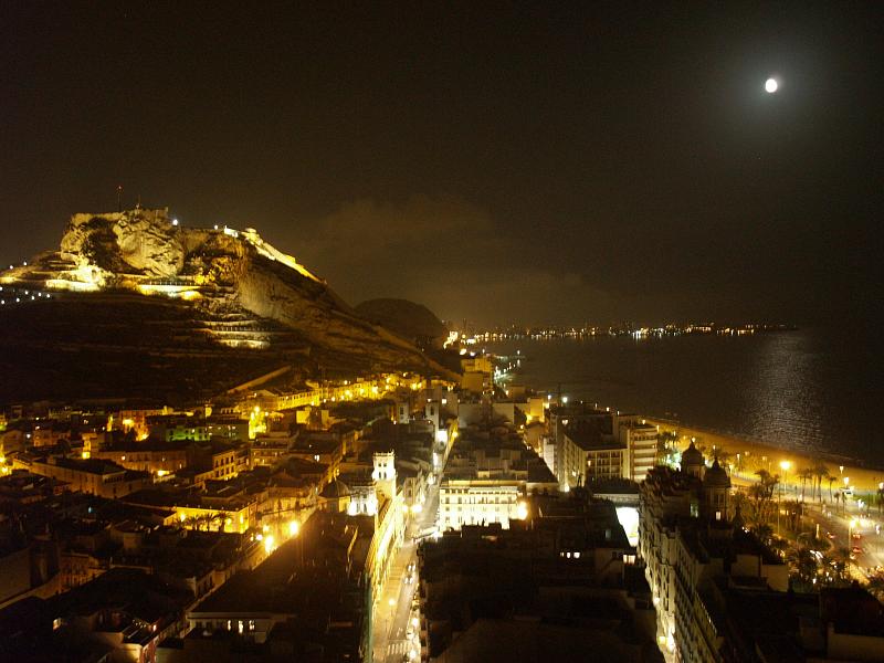 Vista nocturna de la badia d'Alacant des de l'habitació de l'hotel