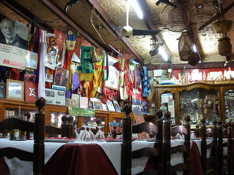 Interior del restaurant de Tàberna, atapeït de banderes, banderoles, fotografies...