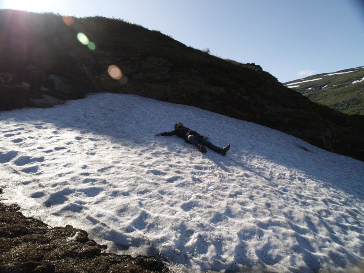 Dani fent l'àngel a una clapa de neu