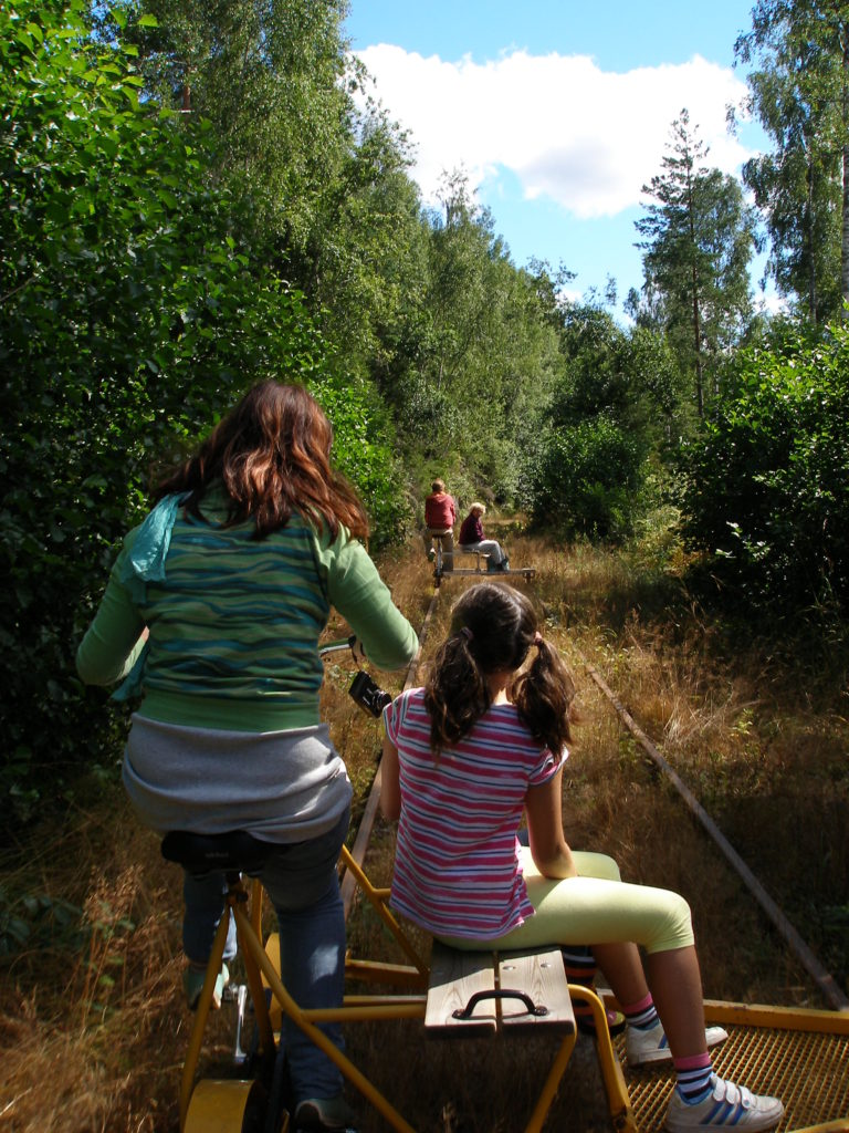 Passejada amb els dressins per la via, just davant nostre l'Anna i l'Ada