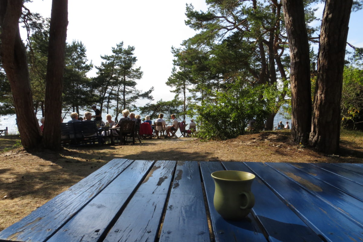 Lloc a l'aire lliure amb gent prenent cafè