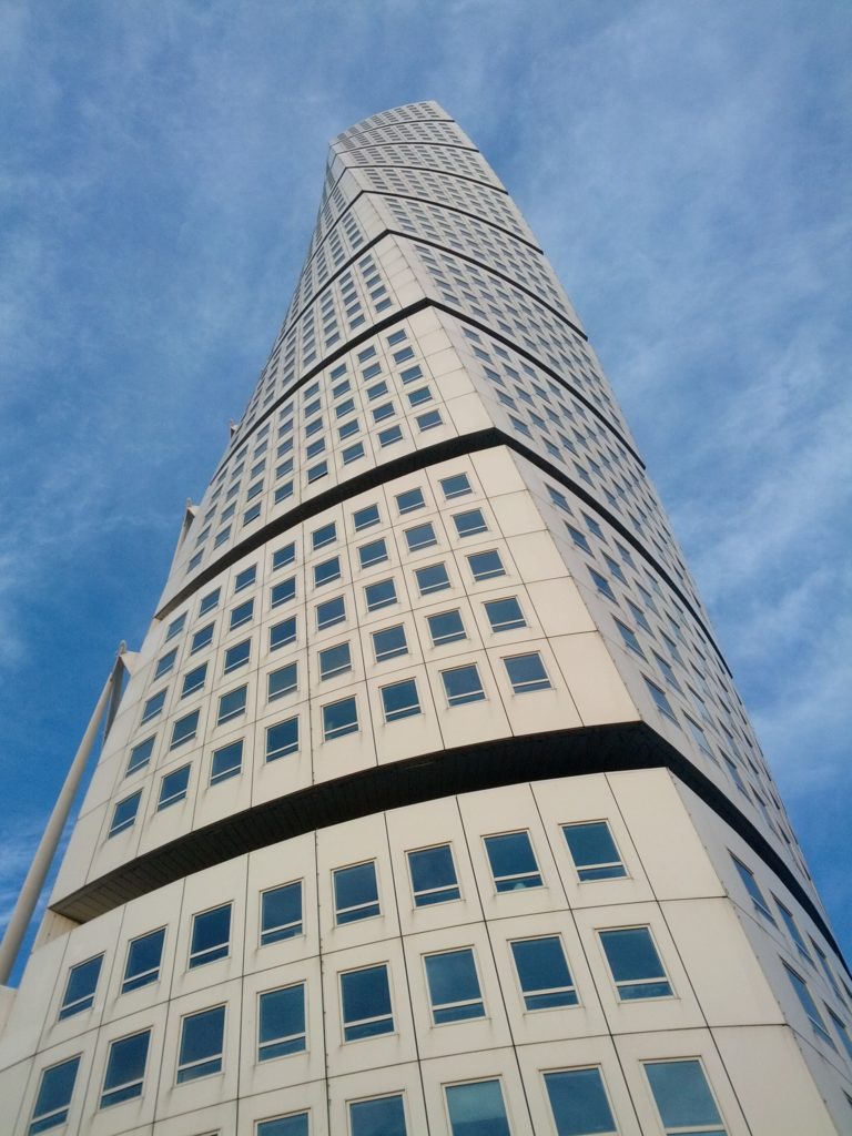 Vista de la Turning Torso des de baix