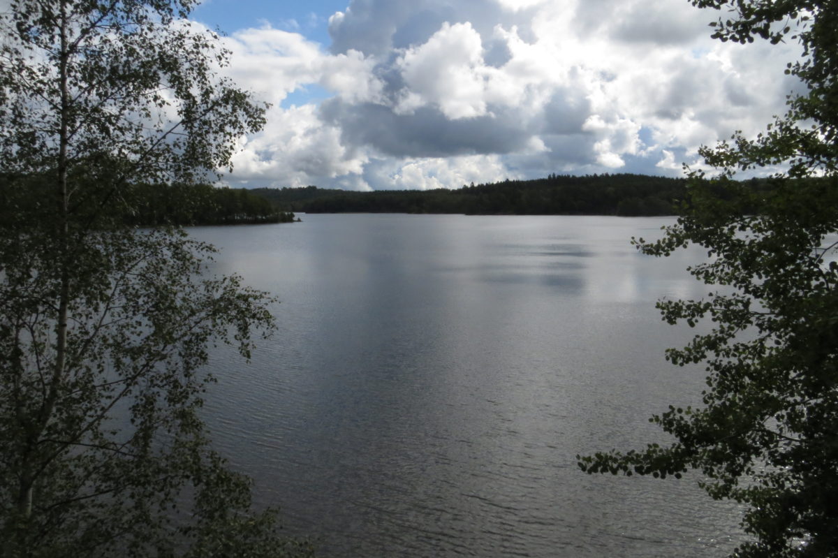 Vista del llac, bastant núvol i ombrívola