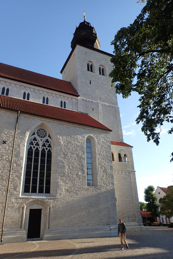 Vista exterior d'una església a Visby amb la façana blanca