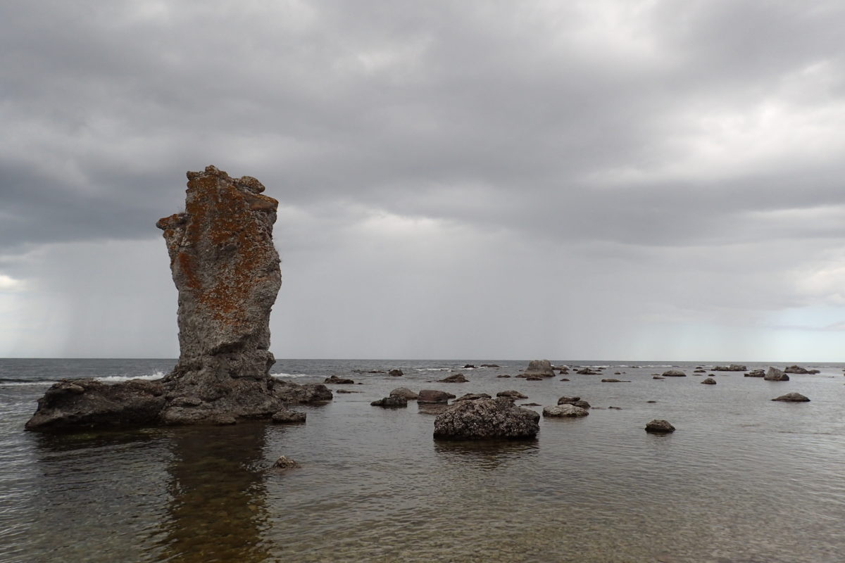 Raukar amb el cel annuvolat de fons