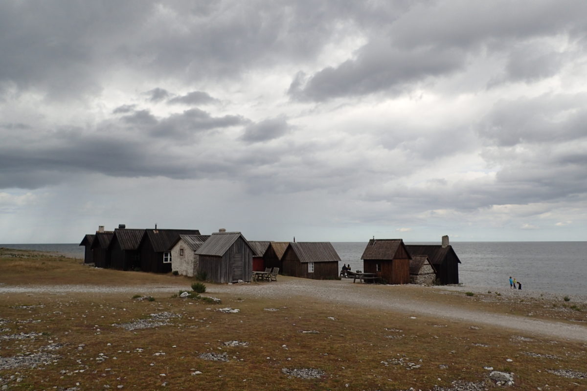 Conjunt de casetes de pescadors vistes de lluny