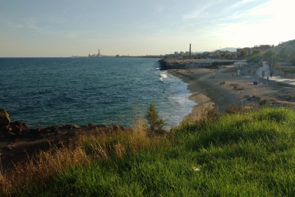 Vista de la platja de Montgat des d'un turonet