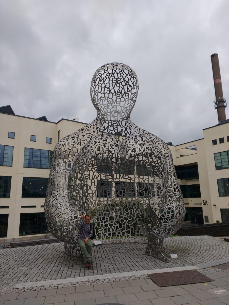 Escultura de Plensa d'una persona ajupida feta de lletres