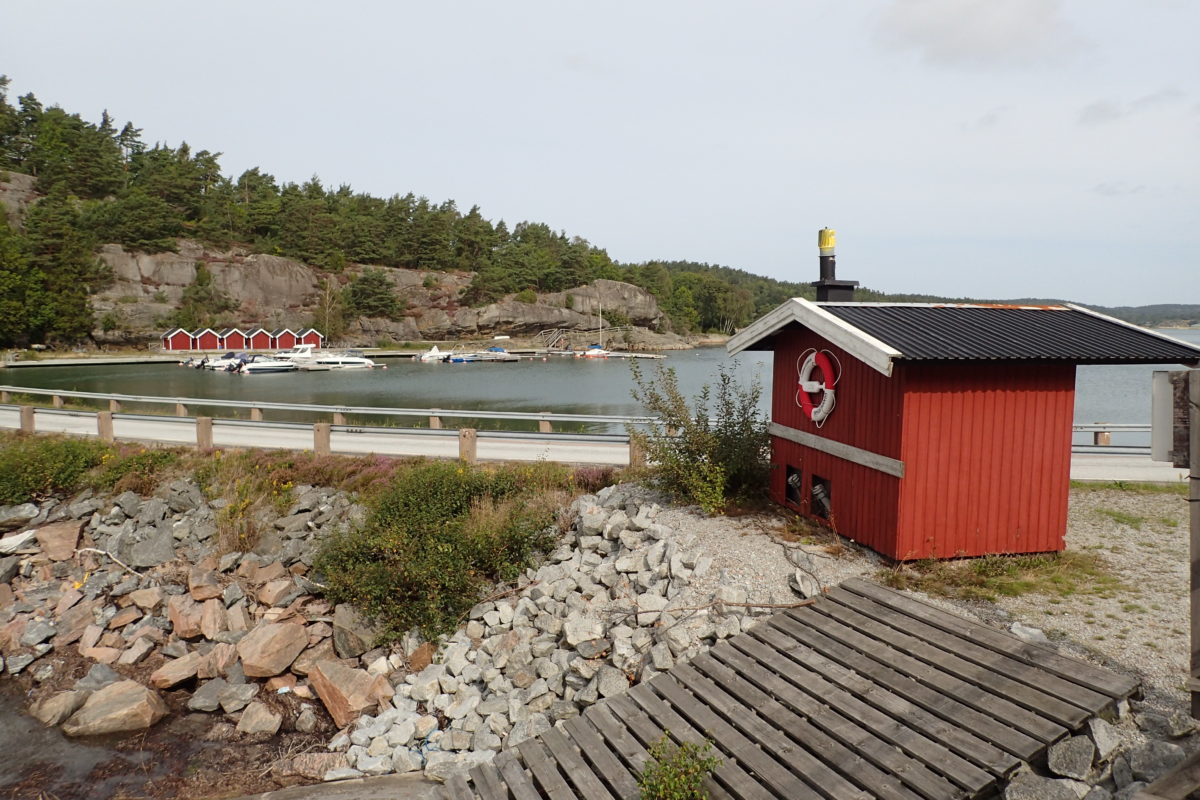 Paisatge de lilla Askerön, amb el mar al fons i una caseta-lavabo a la dreta