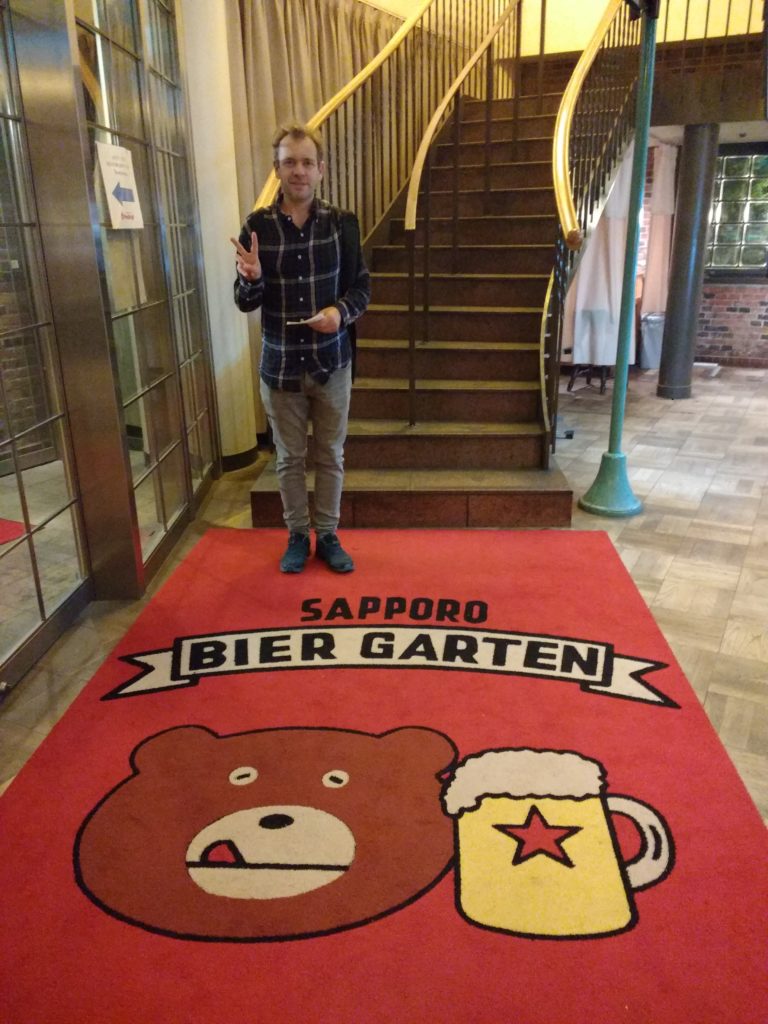 Interior del restaurant de la Sapporo Biergarten amb una gatifa d'un ós amb una cervesa