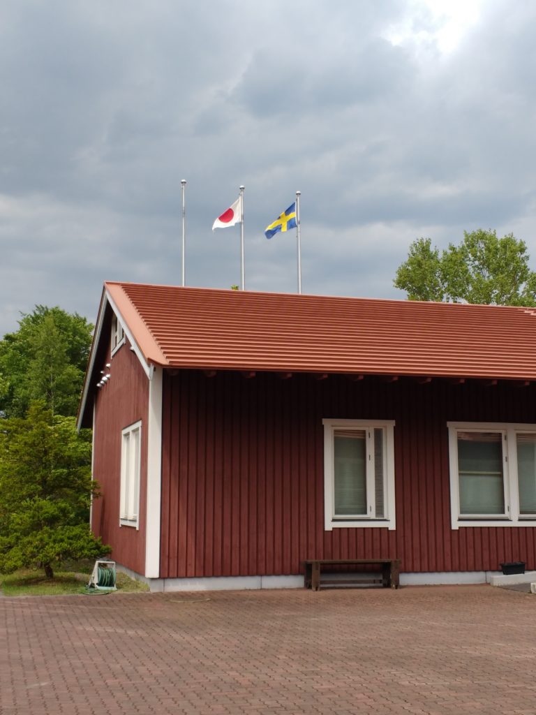 Edifici de la Swedish Center Foundation amb les banderes de Japó i Suècia