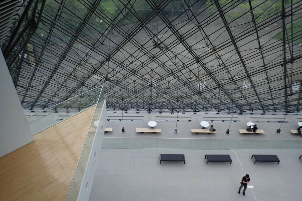 Interior de l'edifici piramidal de vidre del Moerenuma park