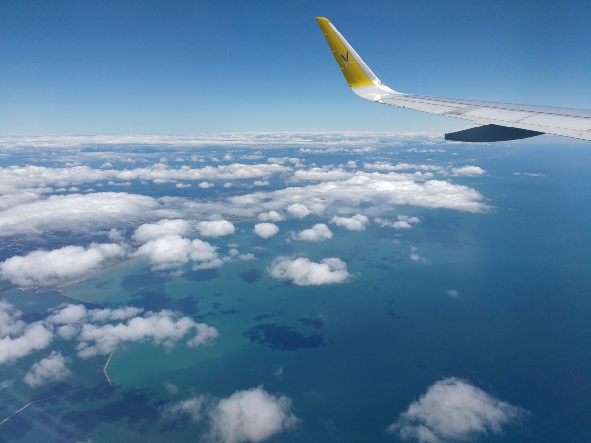 Ala de l'avió sobre el mar