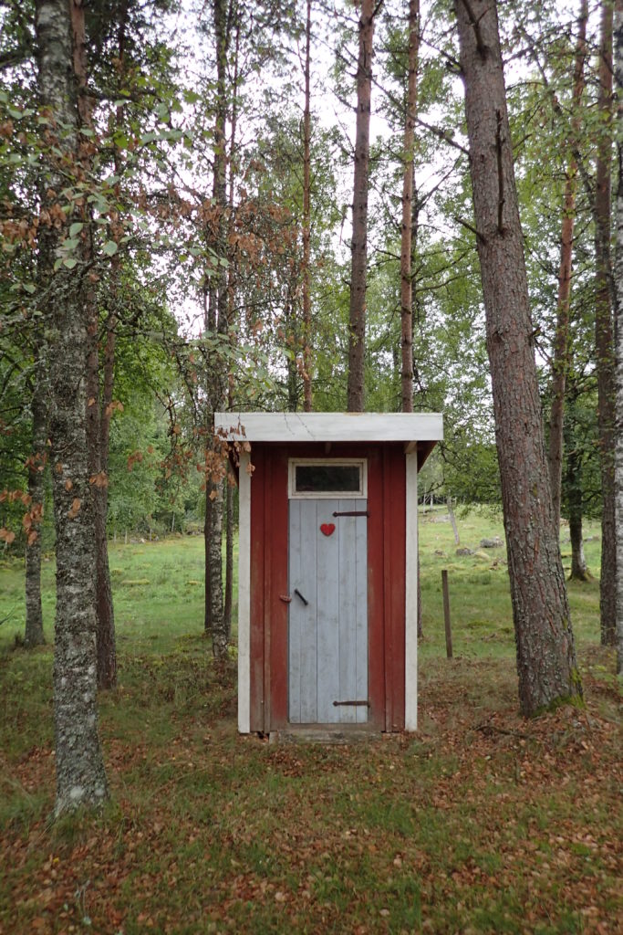 Petit típic lavabo al mig del camp