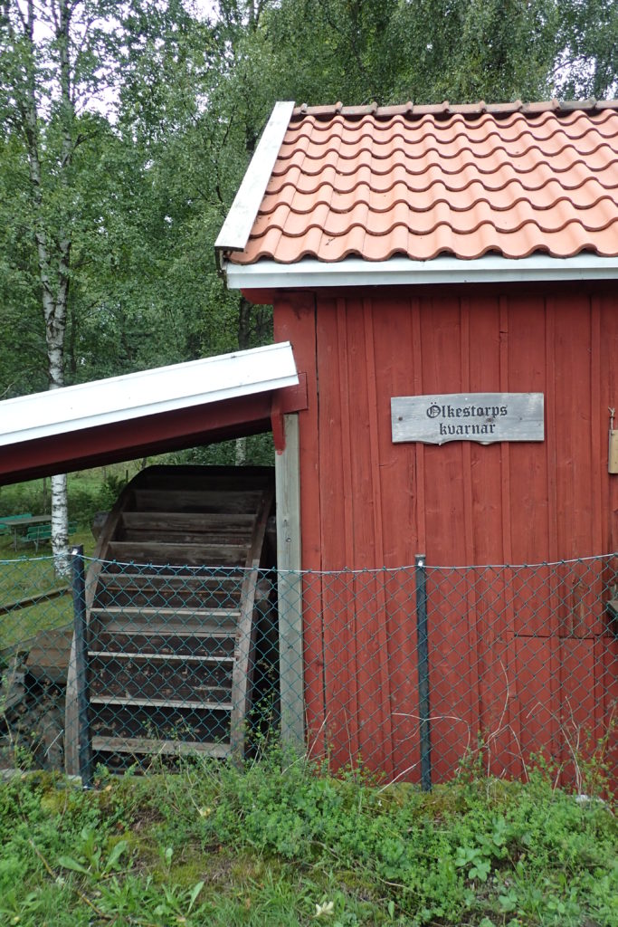 Exterior del molí amb el cartell de Ölkenstorps kvarnar