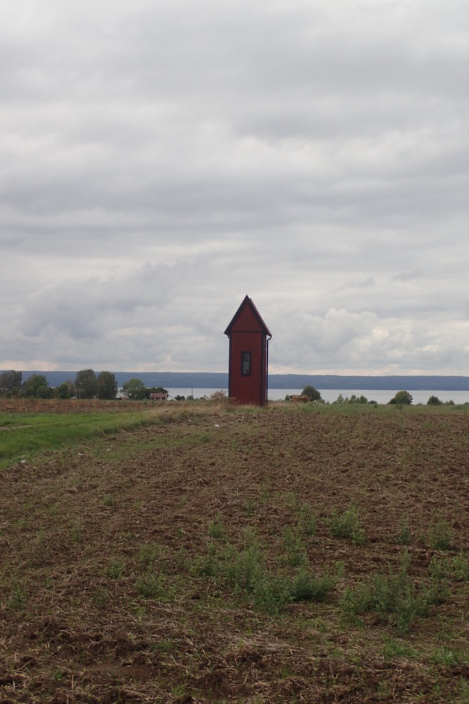 Edificació de fusta molt alta i prima emmig del paisatge