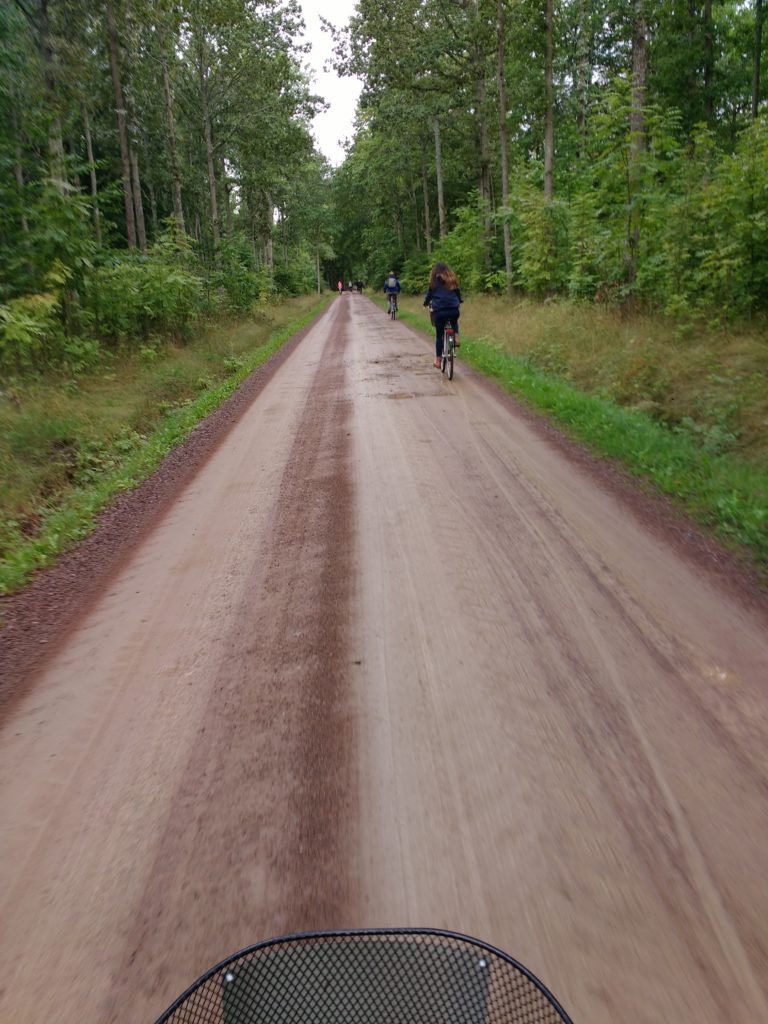 Camí de terra per on hi circulen bicicletes