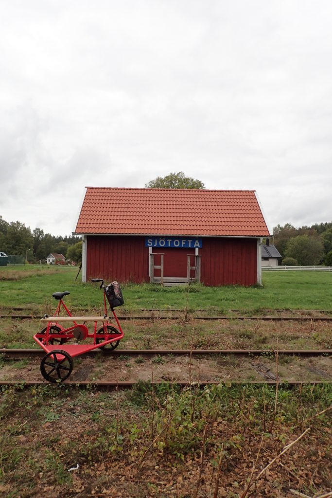 Dressin aturat davant l'estació de Sjötofta