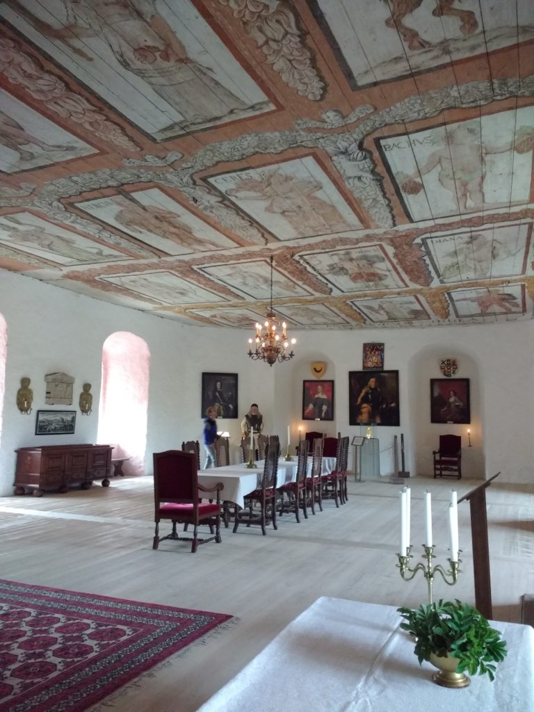 Sala molt àmplia amb el sostre decorat