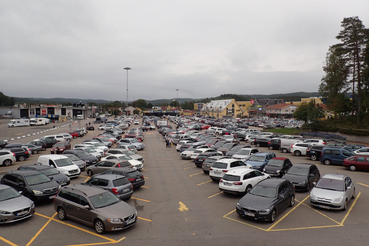 Vista d'un gran parking exterior ple