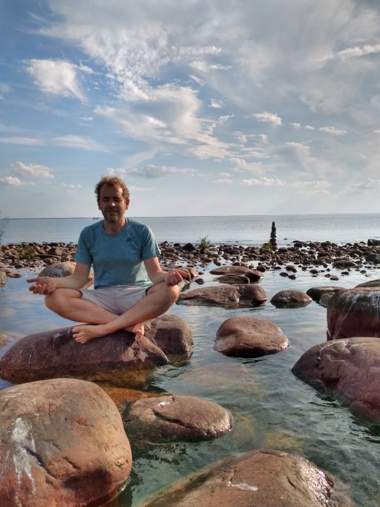 Dani fent Mindfulness sobre una pedra