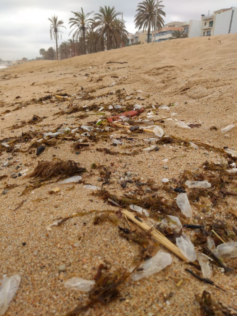 Platja de Badalona plena de Barquetes de Sant Pere