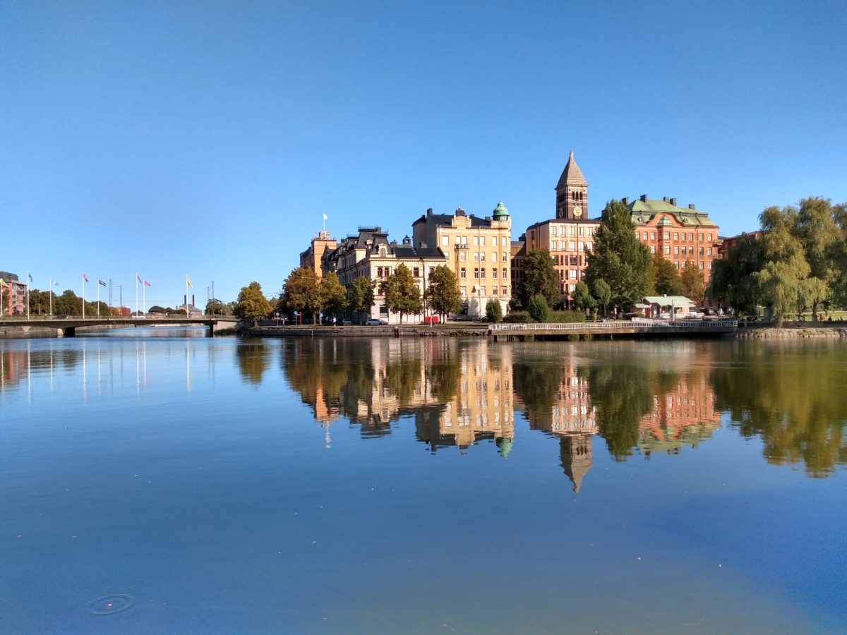 Edificis de la ciutatvella amb el canal davant, reflectint-s'hi perfectament.