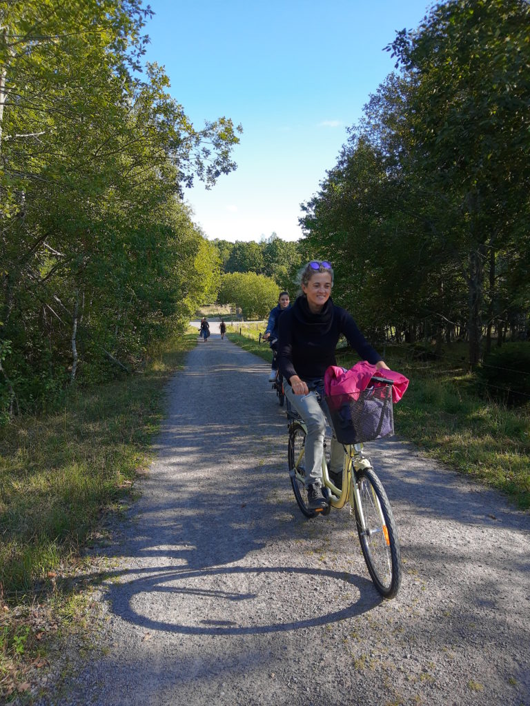 Jo amb la bici de l'Ada per un camí de grava que fa pujada.